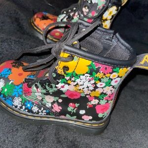 Dr.Martens Toddlers size 7c Floral Boots NEW worn only once. Doc Martens boots